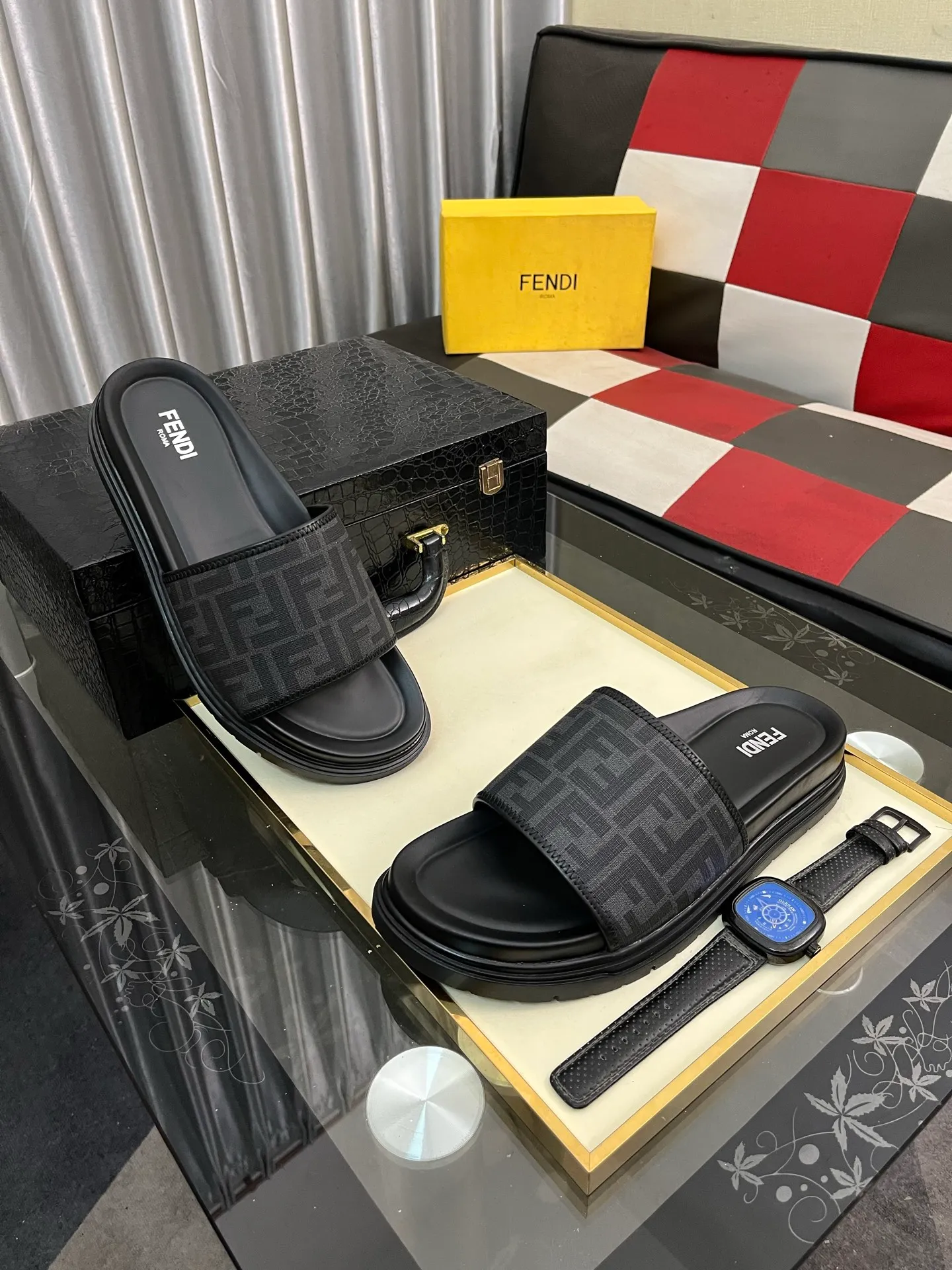 Men's men's shoes💰320⌚️⌚️FENDI Fendi slippers and sandals are shipped💄How can this summer be without the blessing of little monsters💄Original imported special hardware decorative pattern➕Original private model outsole! Details determine success or failure, good quality is not afraid of magnifying details! It feels super comfortable on your feet! This summer you need a pair of trendy, cool and comfortable sandals👣 Standard size: 38-443️⃣Colors available